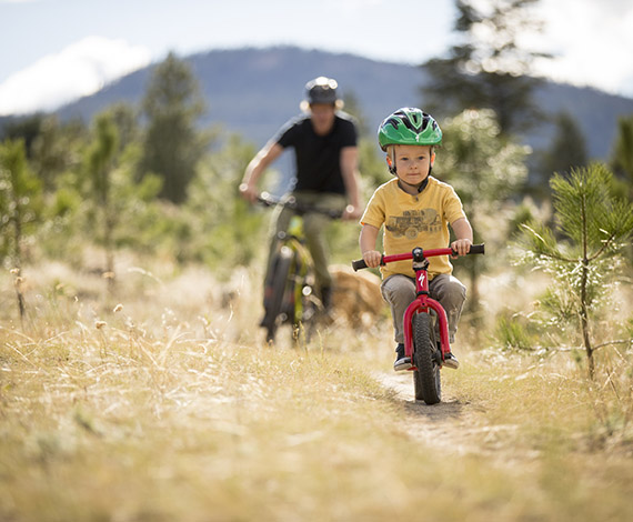 enfant et parent à vélo